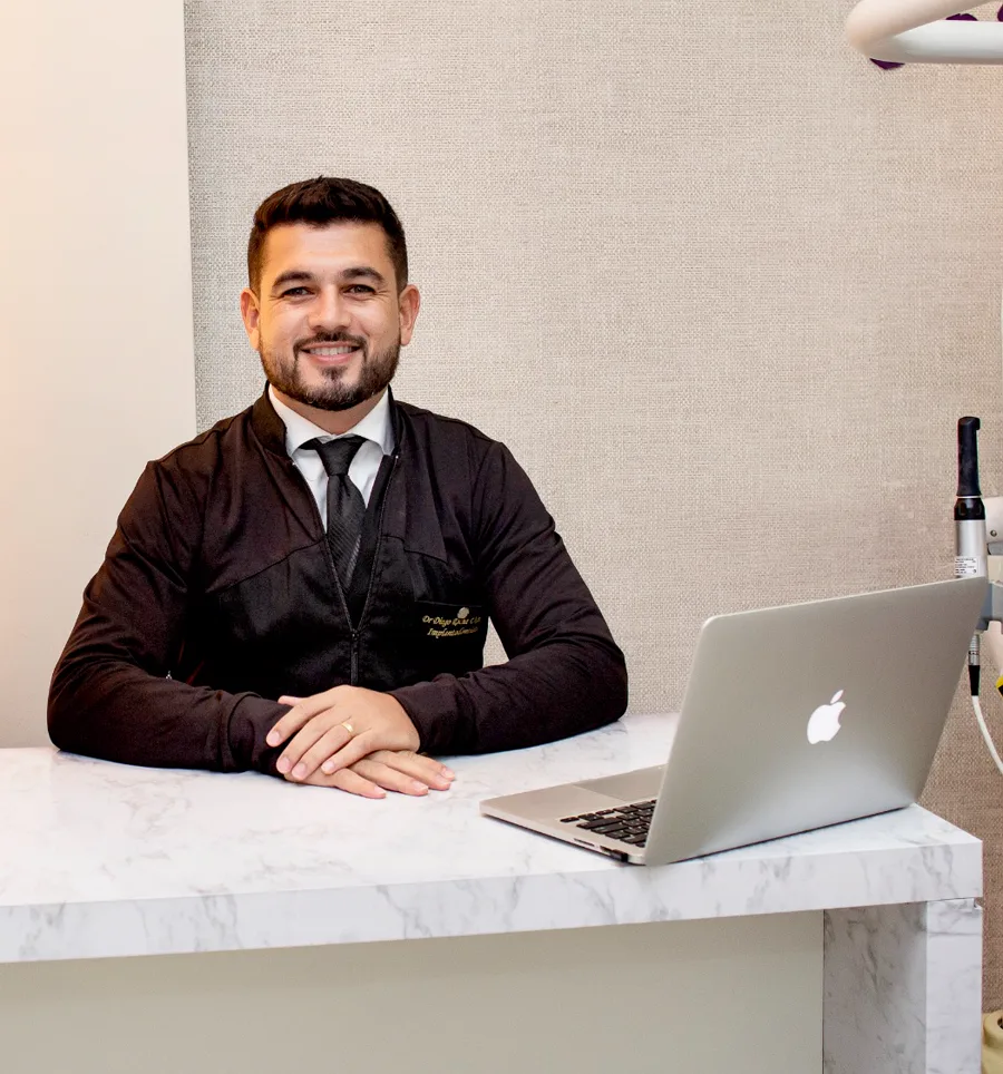 Dr. Diego Rocha na Clínica Dentista da Família, em Aracruz.